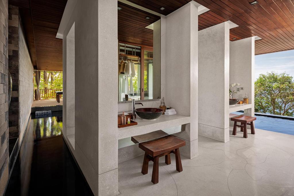 Bazén v ubytování Paresa Resort Phuket nebo v jeho okolí