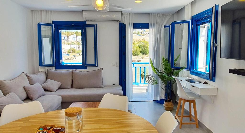 ein Wohnzimmer mit einem Tisch und einem Sofa in der Unterkunft Meraki Beachfront in Foiníkion