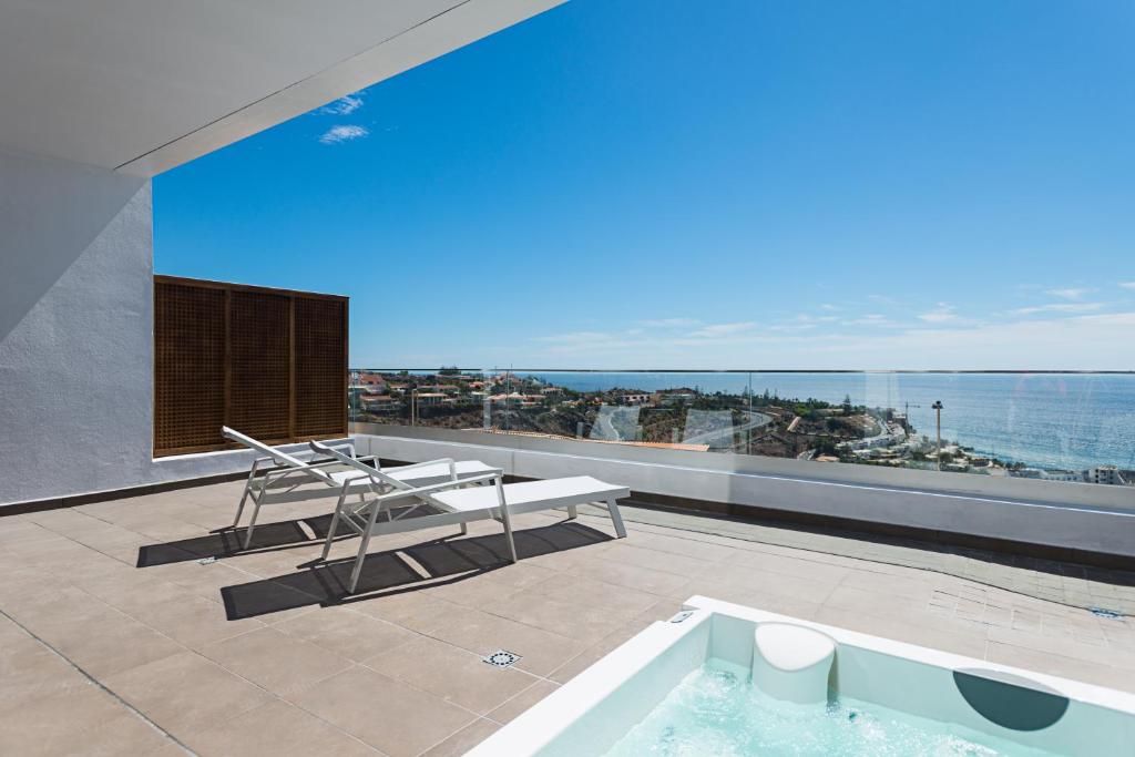 un balcone con vista sull'oceano in un edificio di Altos de la Gloria Beach Apartments a San Agustin