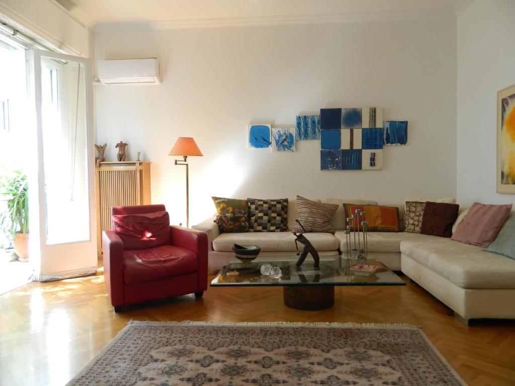 A seating area at Elegant 3BD apartment in Kolonaki