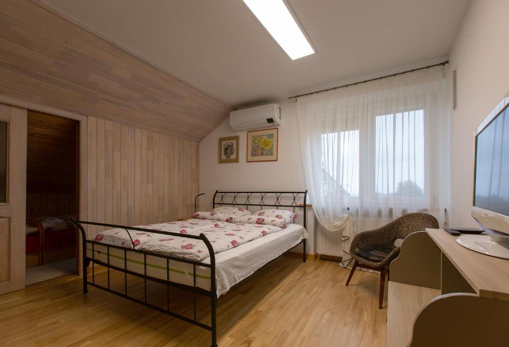 Postel nebo postele na pokoji v ubytování Apartamentai Dana