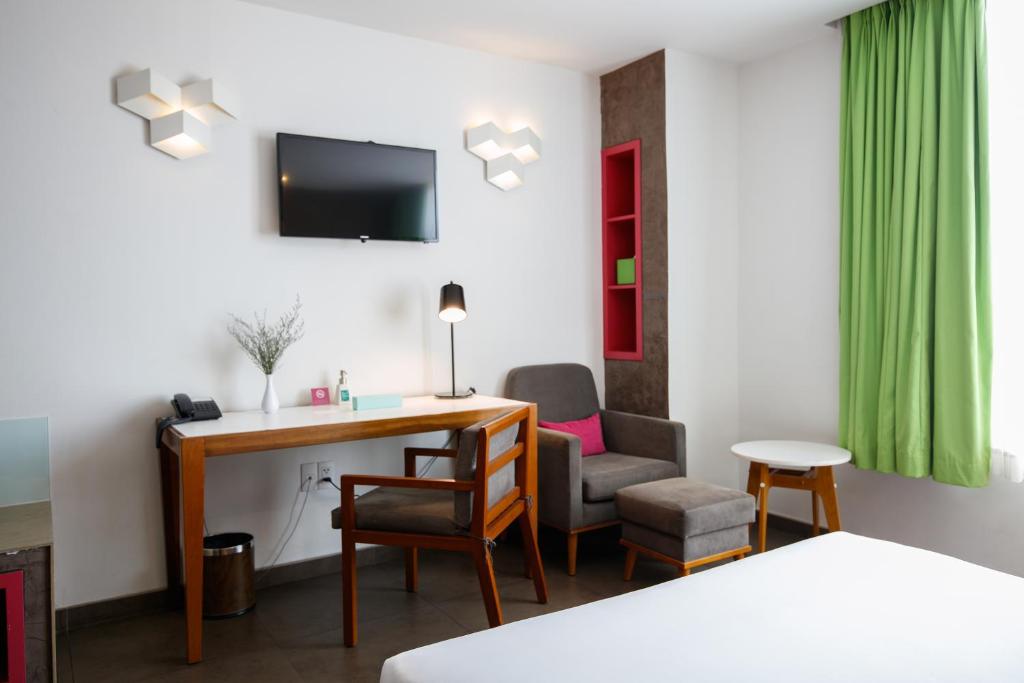 TV a/nebo společenská místnost v ubytování ÊMM Hotel Saigon
