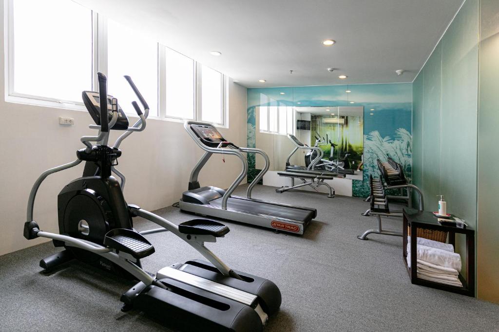 Fitness centrum a/nebo fitness zařízení v ubytování ÊMM Hotel Saigon