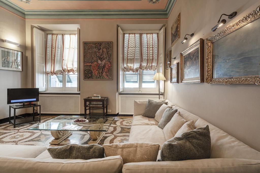 A seating area at Fancy Apartment in Palazzo Grimaldi by Wonderful Italy