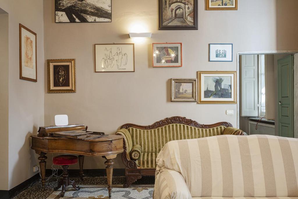A seating area at Fancy Apartment in Palazzo Grimaldi by Wonderful Italy