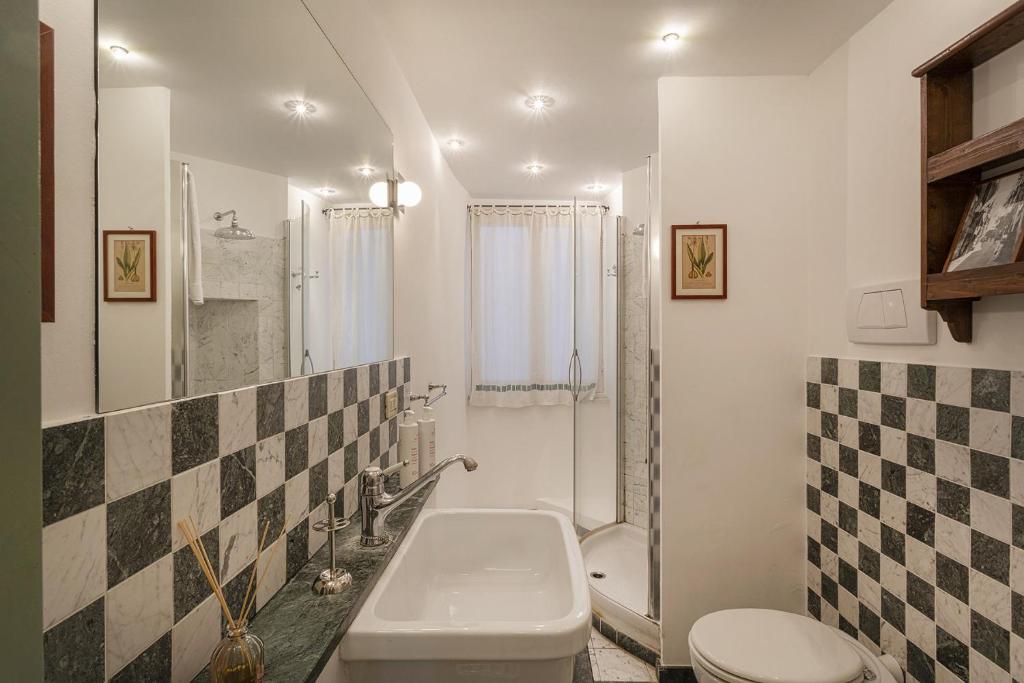 A bathroom at Fancy Apartment in Palazzo Grimaldi by Wonderful Italy