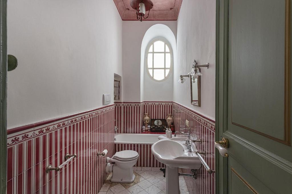 A bathroom at Fancy Apartment in Palazzo Grimaldi by Wonderful Italy