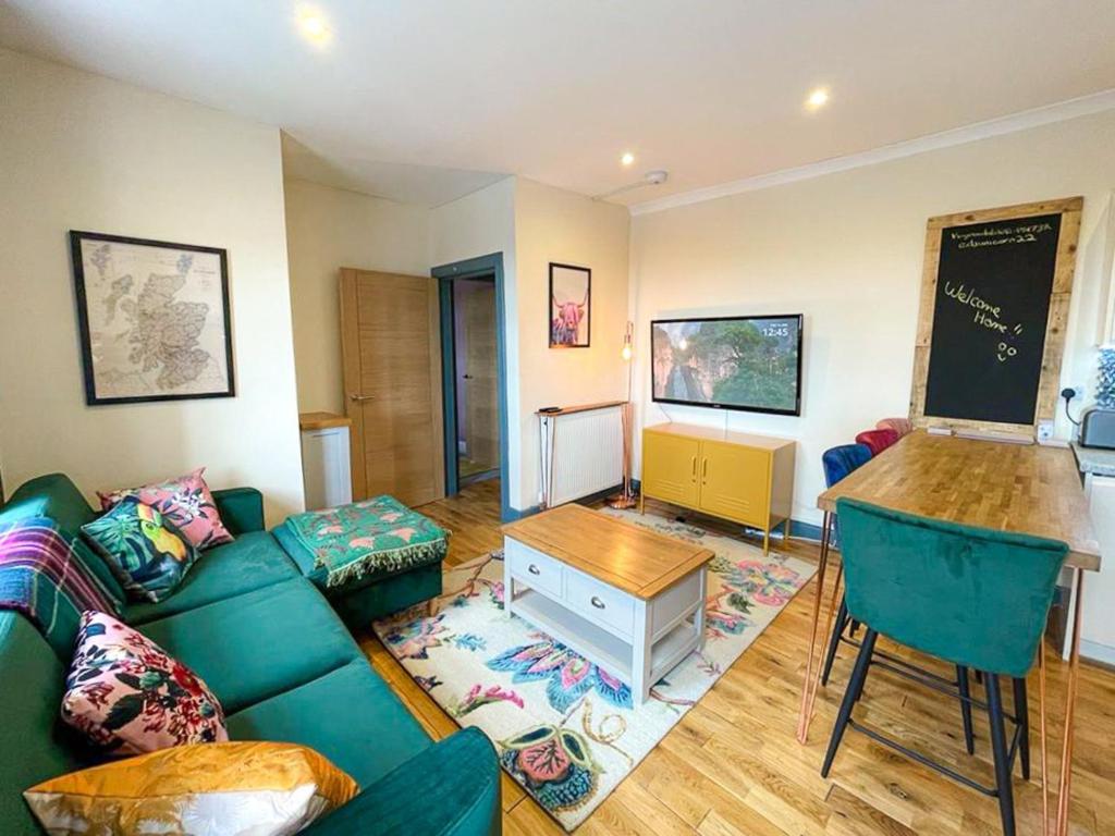 Lively & Energetic 2BR on The Royal Mile - Two-Bedroom Apartment