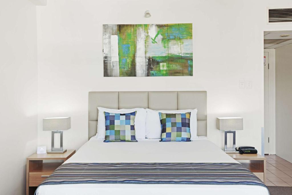 Una cama o camas en una habitación de Rydges Esplanade Resort Cairns