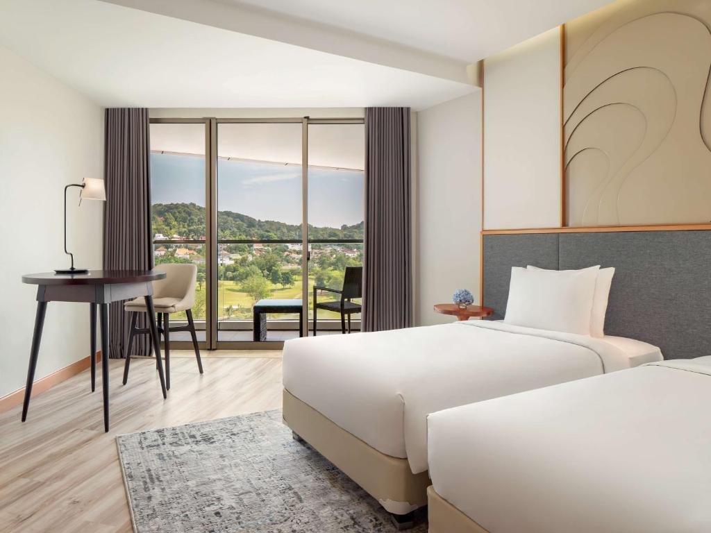 Postel nebo postele na pokoji v ubytování Radisson Golf & Convention Center Batam
