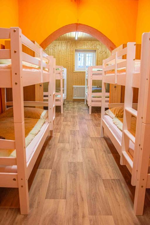 Postel nebo postele na pokoji v ubytování Gruppenhaus Lindenhof Churwalden