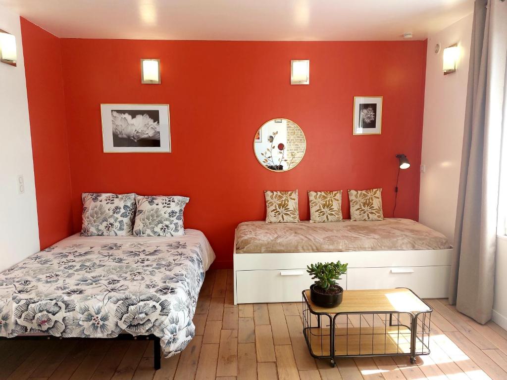 Galeriebild der Unterkunft Les Belles Terrasses Dieppe ,3 appartements , LE VEGETAL de 1 à 8 personnes , LE TROPICAL de 1 à 6 personnes , LE FLORAL avec TERRASSE de 1 à 3 personnes , quartier calme au stationnement gratuit à coté de l'avenue verte in Dieppe