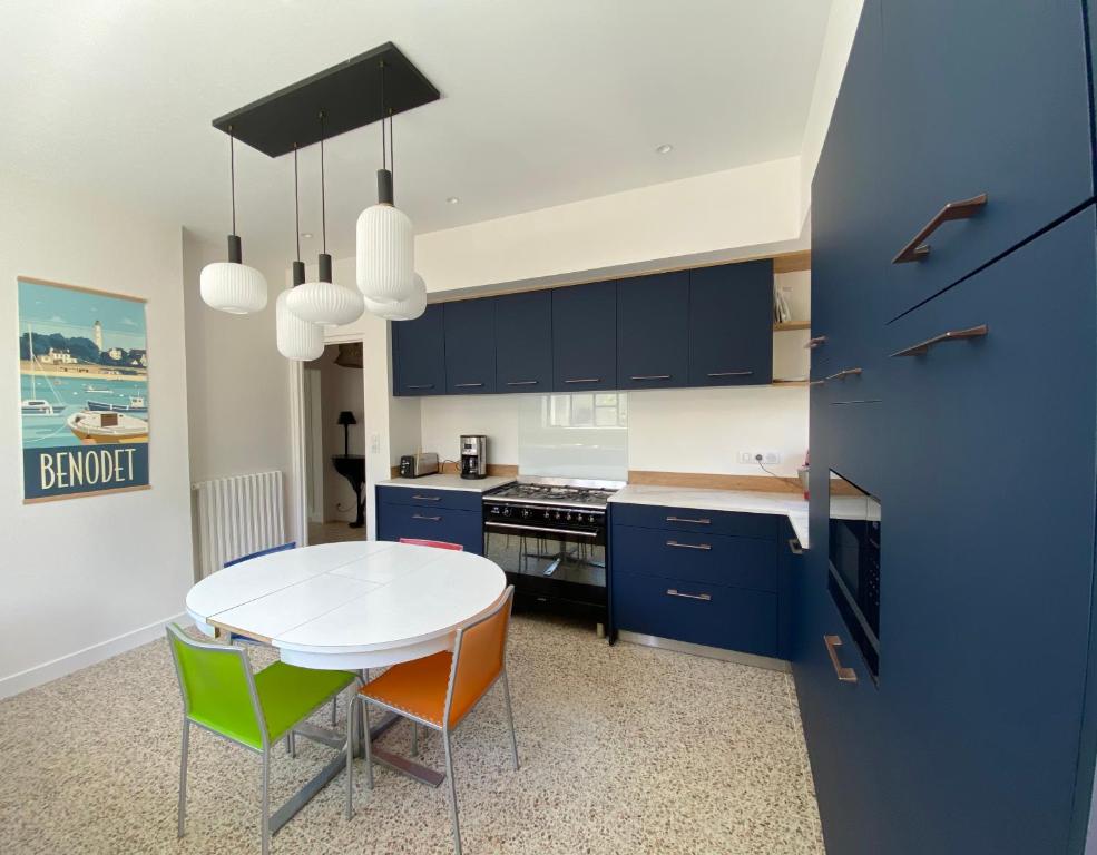 Kuchyň nebo kuchyňský kout v ubytování Superbe villa vue sur mer, corniche de la plage