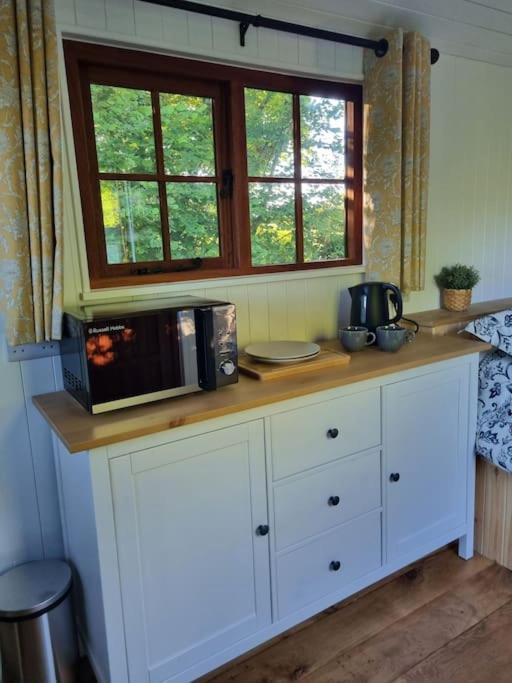 Kuchyň nebo kuchyňský kout v ubytování Shepherds Hut at Cummins Farm, Lyme Regis