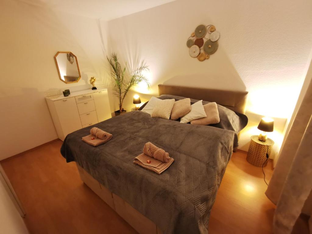 um quarto com uma cama com duas toalhas em Schöne 3-Zimmer Erdgeschosswohnung am Bergpark,Unesco,Therme,Train, Wilhelmshöher Allee 329 em Kassel