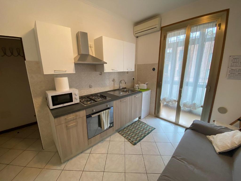 a kitchen with a stove and a microwave at Little and cozy flat near Venice in Marghera
