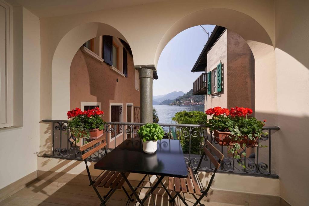 een balkon met een tafel en uitzicht op het water bij CASA TRAMONTO in Sulzano