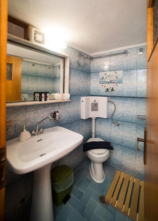 A bathroom at Bright & Relaxing Loft with attic room in the heart of Mykonos city