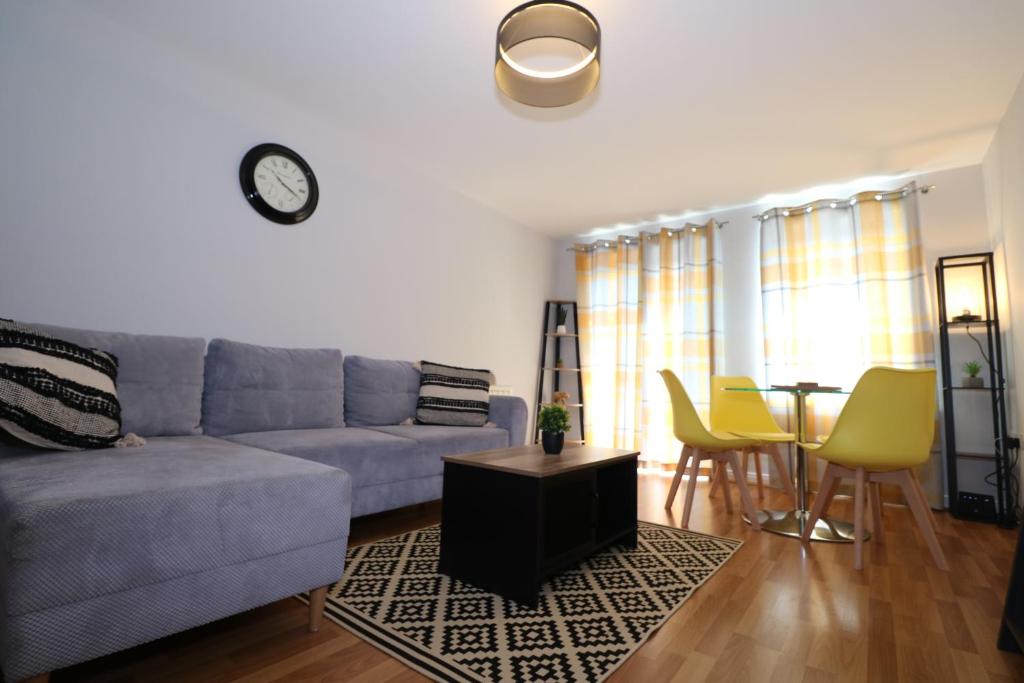 ein Wohnzimmer mit einem Sofa und einem Tisch in der Unterkunft Millplace Apartments Derby in Derby
