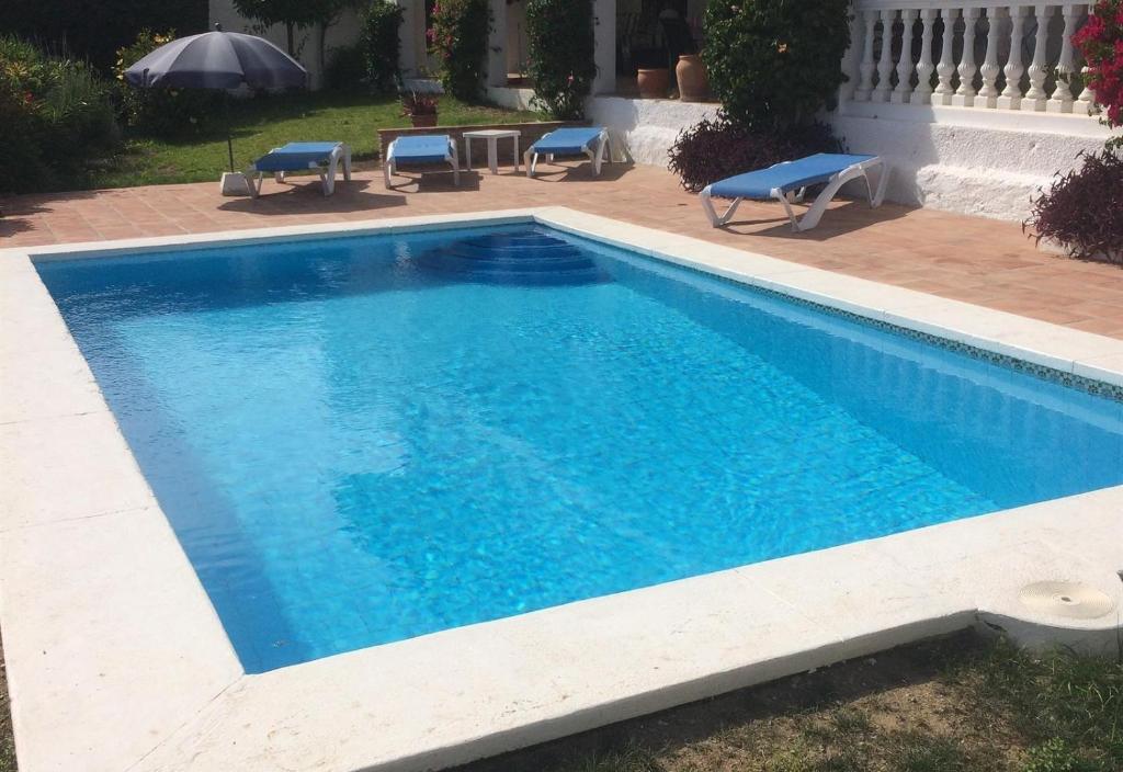 Bazén v ubytovaní Andalusian style villa alebo v jeho blízkosti