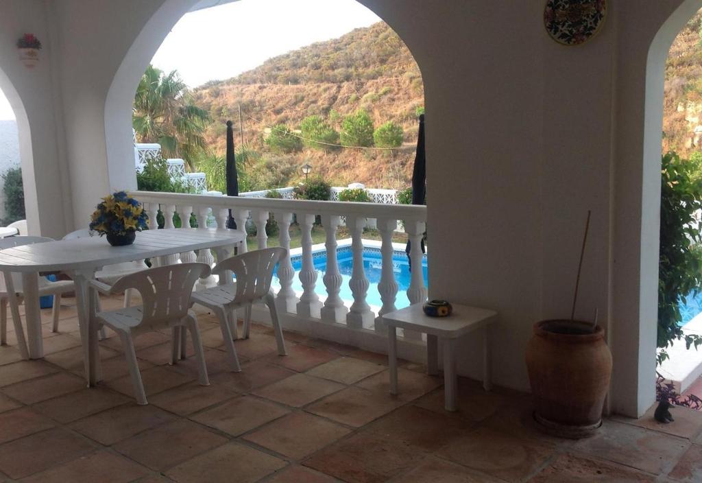 Bazén v ubytovaní Andalusian style villa alebo v jeho blízkosti