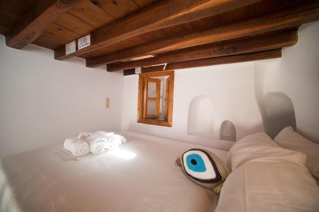 A bed or beds in a room at Bright & Relaxing Loft with attic room in the heart of Mykonos city