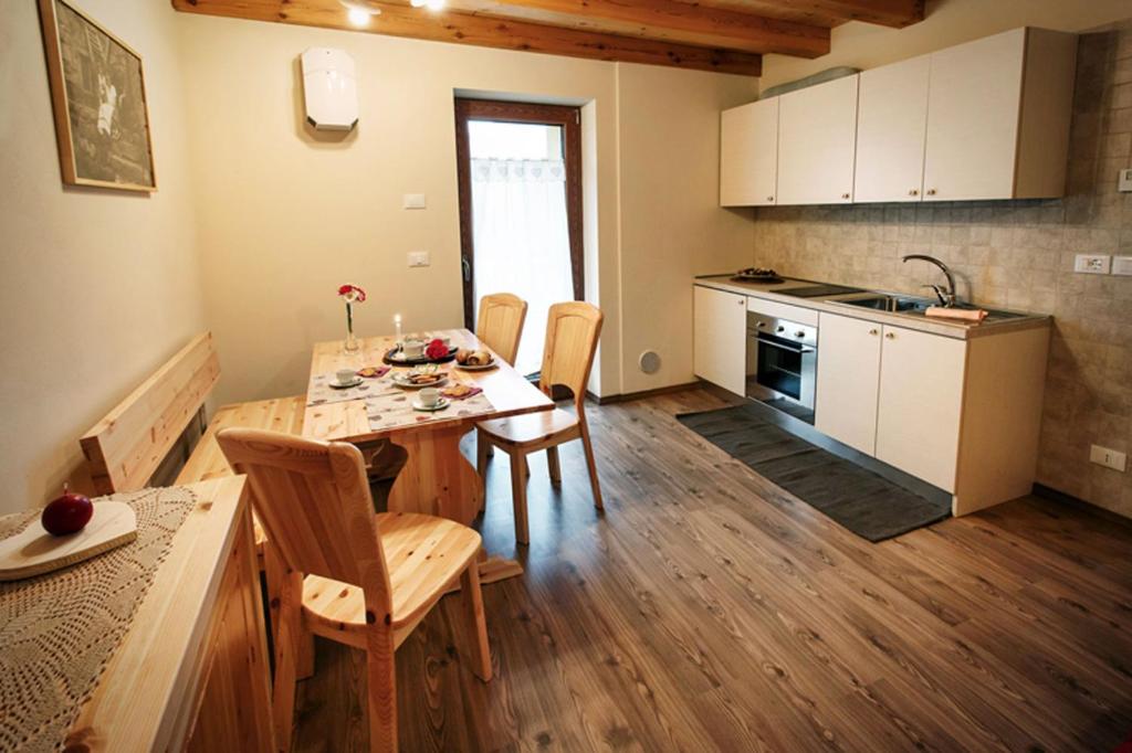 Kuchyň nebo kuchyňský kout v ubytování La Marmote Albergo Diffuso di Paluzza San Nicolò