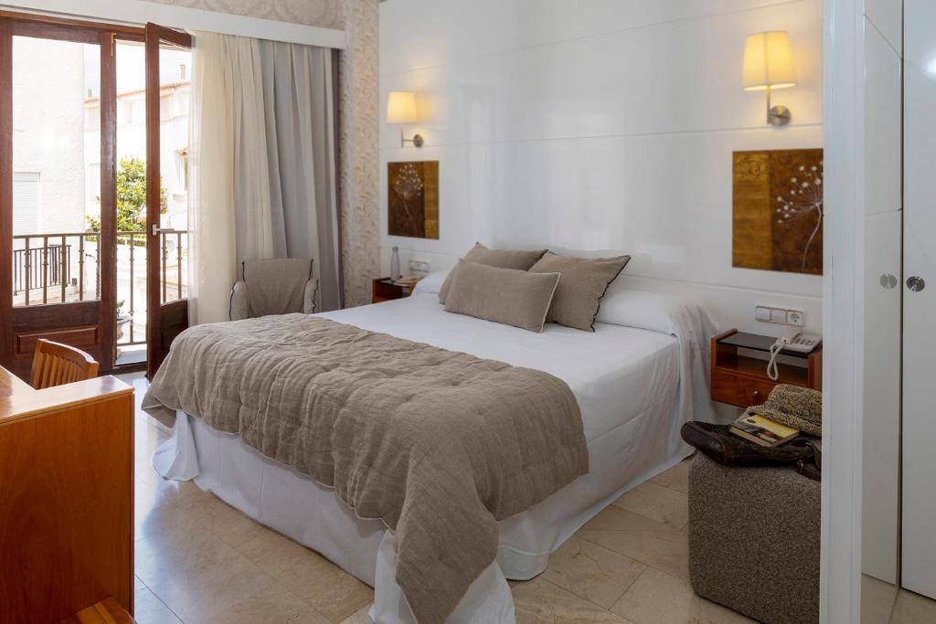 A bed or beds in a room at Hotel Spa Porto Cristo