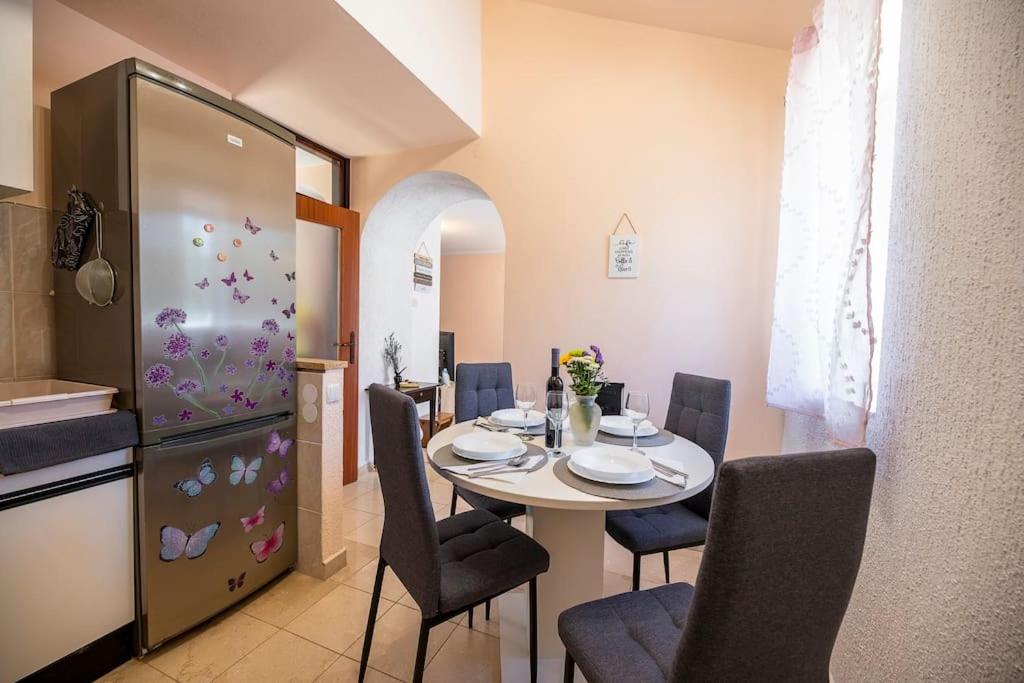 Kuchyň nebo kuchyňský kout v ubytování Apartman Luka
