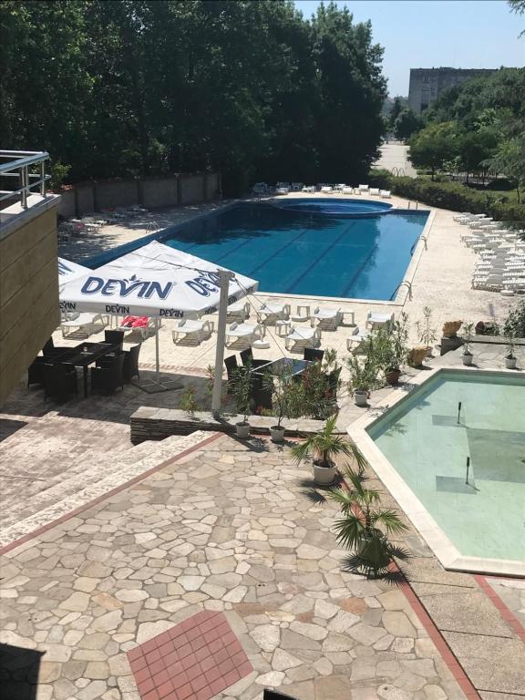 Bazén v ubytování Hotel Fantazia nebo v jeho okolí
