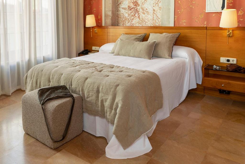 A bed or beds in a room at Hotel Spa Porto Cristo
