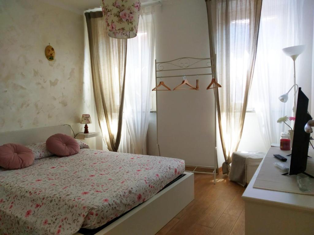 ein Schlafzimmer mit einem Bett und einem TV in der Unterkunft La Casetta in Ancona