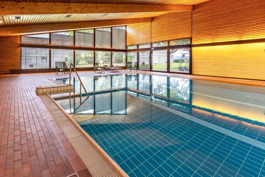 a swimming pool in a building with a swimming poolvisorvisor at Ferienwohnung Fetscher 1 in Reichenau