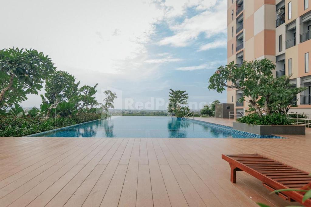 een zwembad in het midden van een gebouw bij RedLiving Apartemen Sayana - SAG Property Tower Cha in Penggarutan