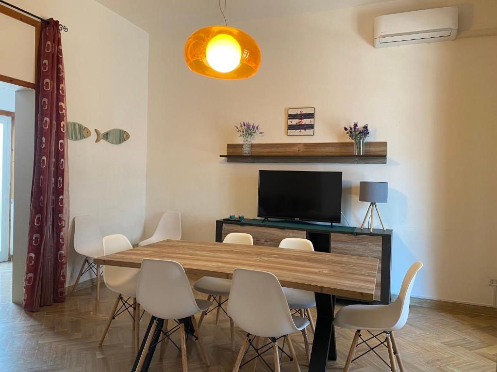 una sala da pranzo con tavolo e sedie di Casa del Faro a Porto Cesareo