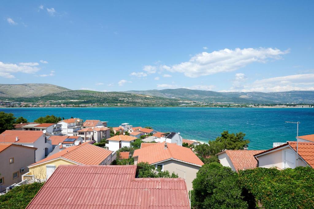 een stad met uitzicht op het water en de gebouwen bij Fratelli apartments in Trogir