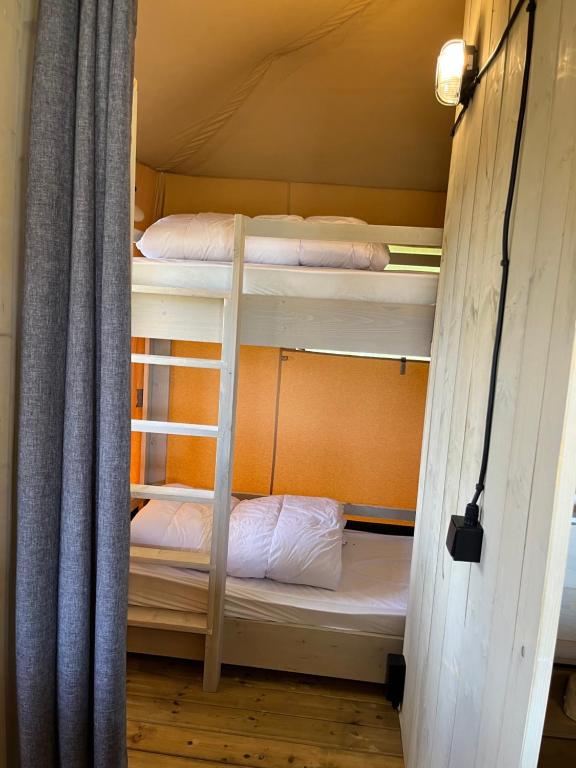 Postel nebo postele na pokoji v ubytování Waterherberg It Beaken