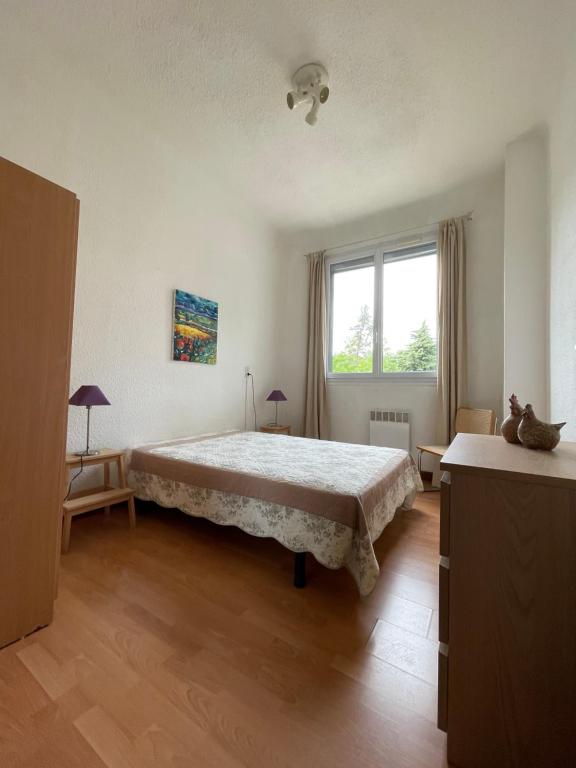 een slaapkamer met een groot bed en een raam bij La Résidence - n° 08 - T2 classé** in Gréoux-les-Bains