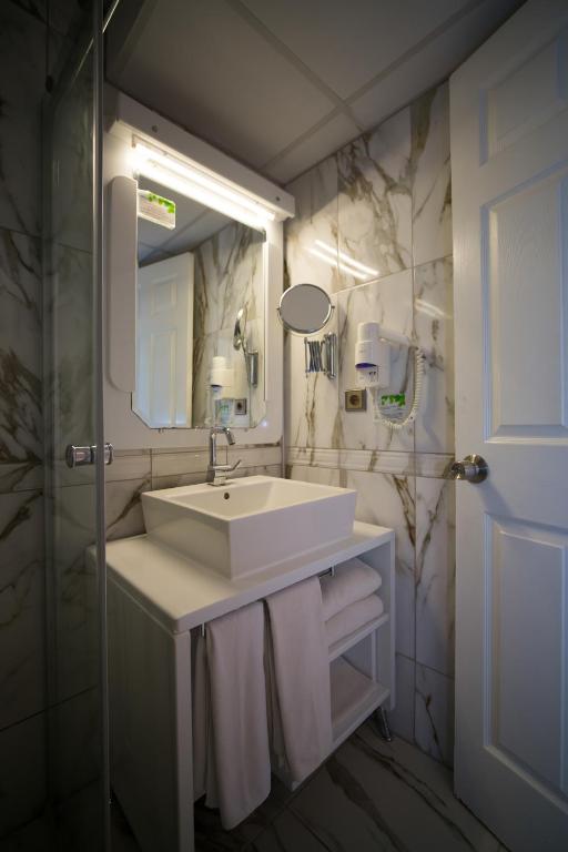 A bathroom at Ölüdeniz Turquoise Hotel - All Inclusive
