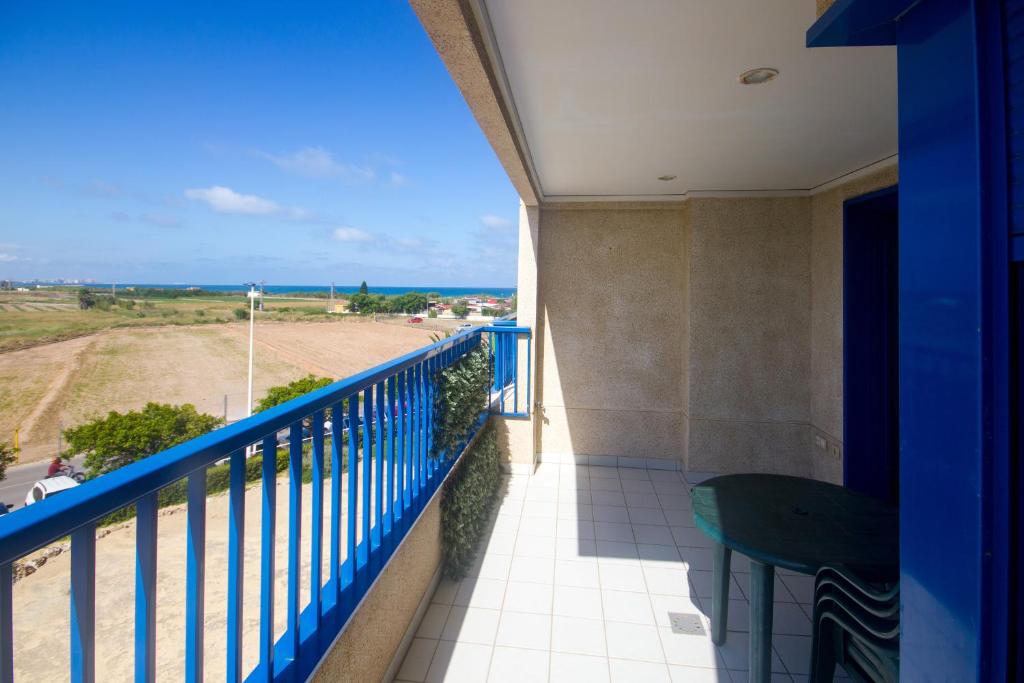 einen Balkon mit Meerblick in der Unterkunft Style Apartment Patacona Beach in Valencia