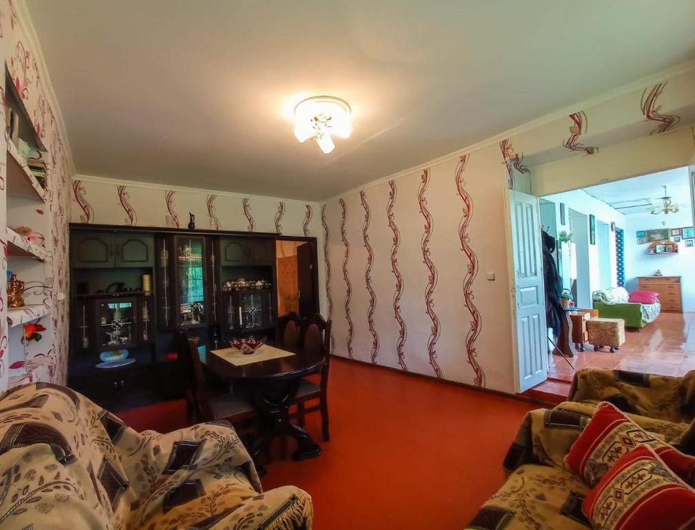 un soggiorno con un divano e un tavolo di Iamze's Guest House a Mestia