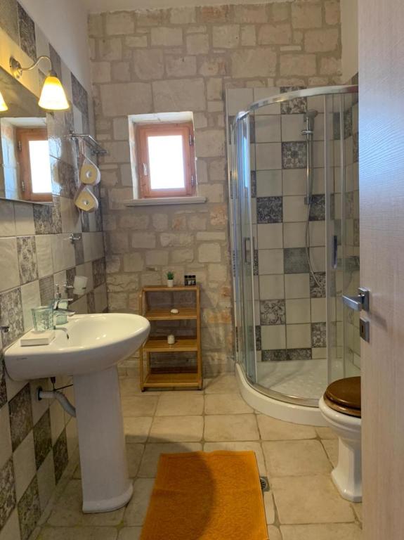 Koupelna v ubytování Deep Blue Villas