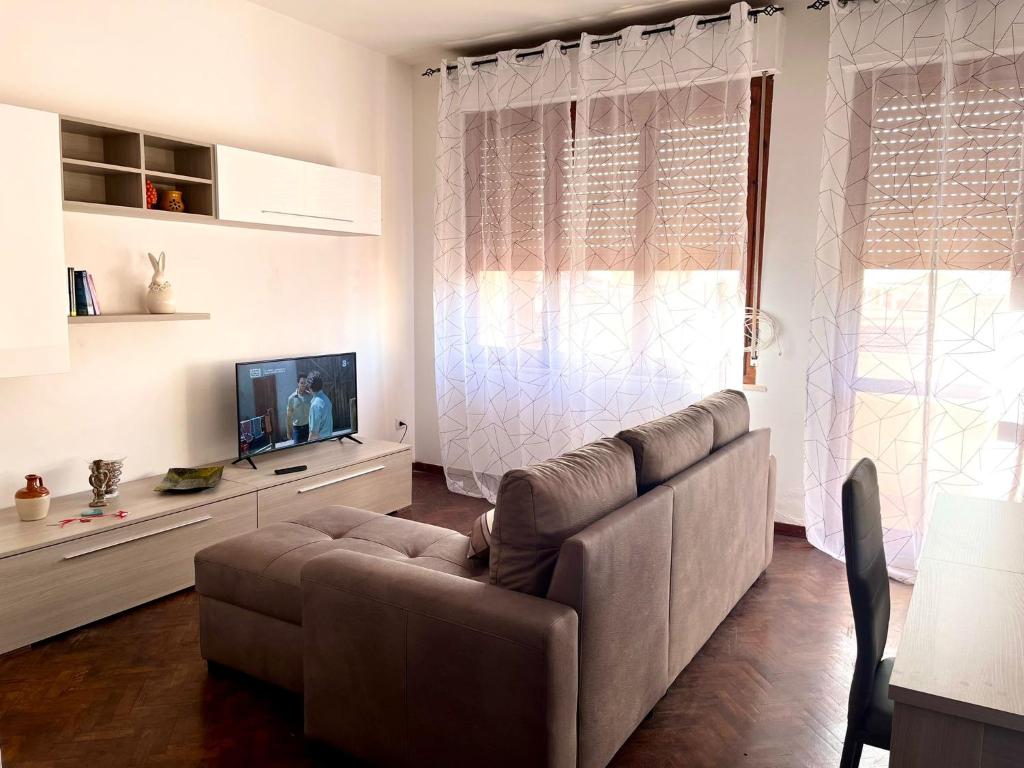 sala de estar con sofá y TV en Casa Clelia, en Porto Torres
