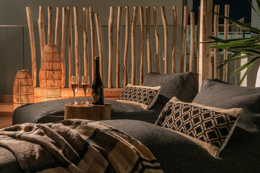 Część wypoczynkowa w obiekcie Khroma Luxury Suite 2 Beach front apartment