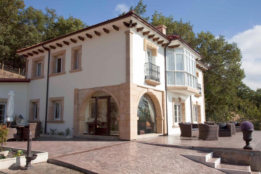 a large white house with an entry way at Villa Liguardi in Proaño