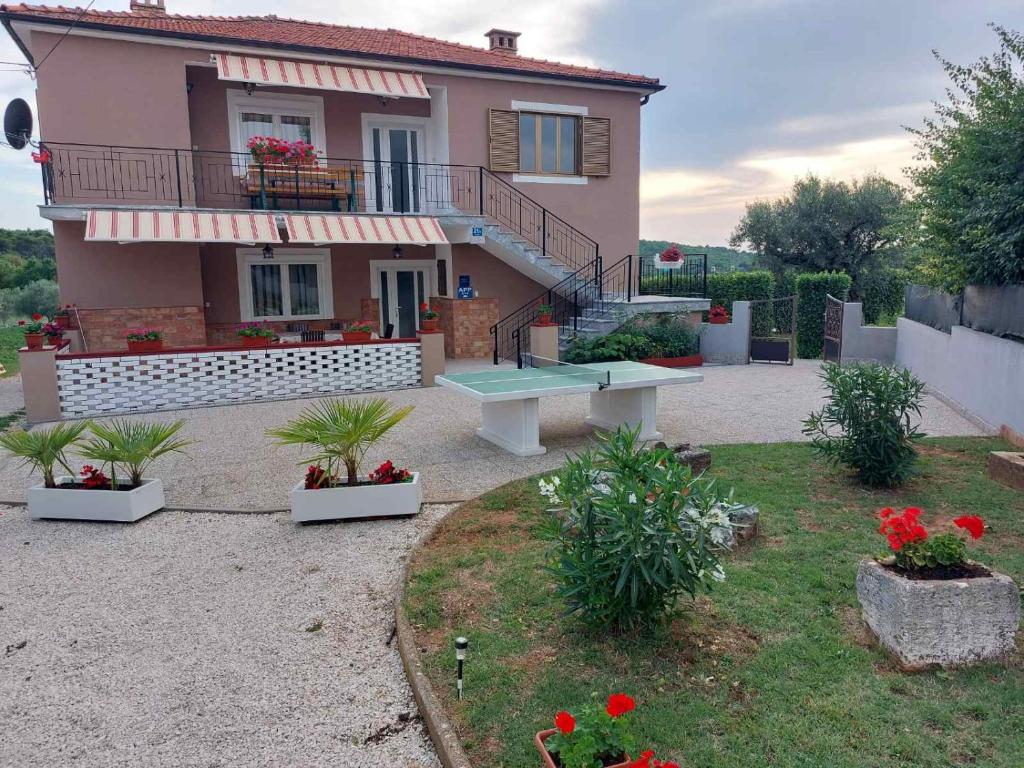 Ogród w obiekcie Apartments Bakša