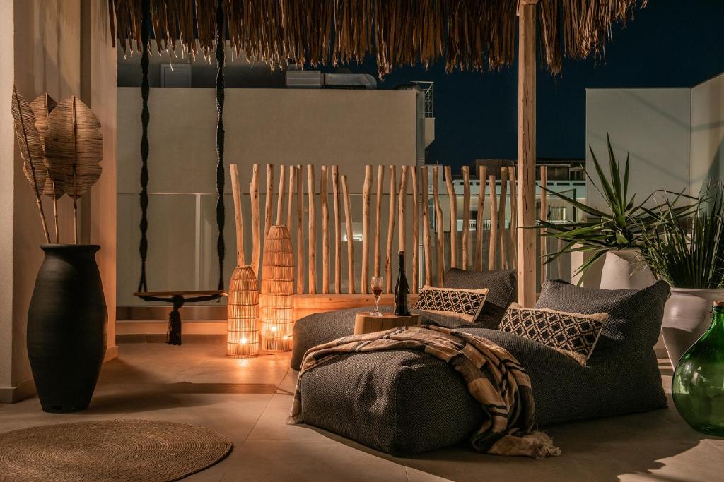 Część wypoczynkowa w obiekcie Khroma Luxury Suite 2 Beach front apartment