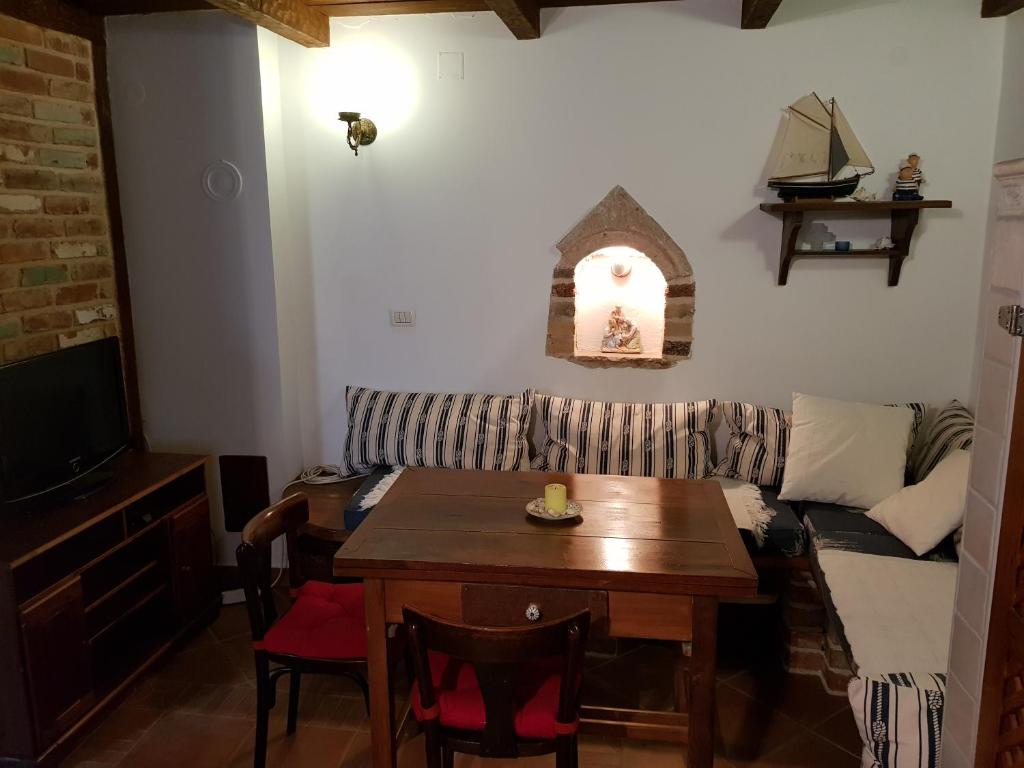 ein Wohnzimmer mit einem Sofa und einem Tisch in der Unterkunft Ferienhaus Insel Murter Vivaldi/Stonehouse Betina in Betina