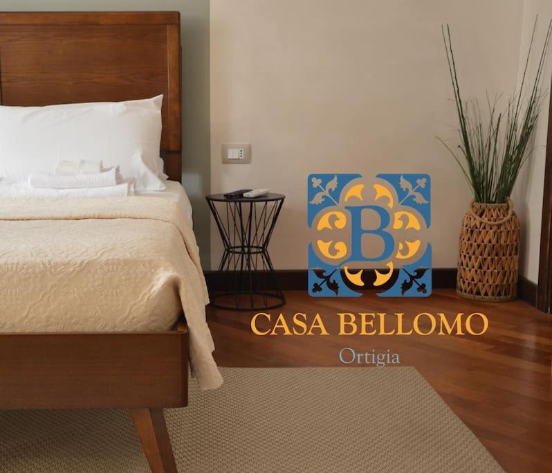een hotelkamer met een bed en een calasbah bord bij Casa Bellomo Ortigia in Siracusa