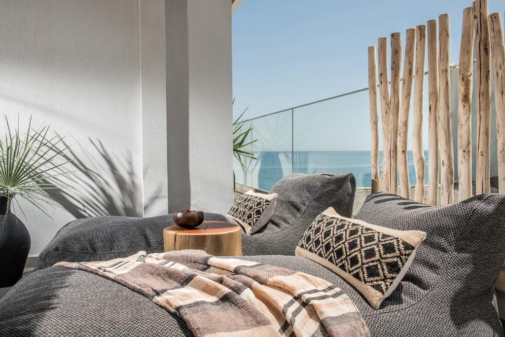 salon z kanapą i stołem w obiekcie Khroma Luxury Suite 2 Beach front apartment w mieście Hersonissos